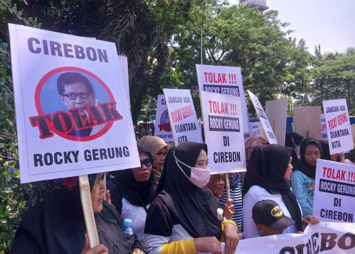 Ratusan Guru, Dosen dan Wali Murid Demo Tolak Rocky Gerung ke Cirebon 