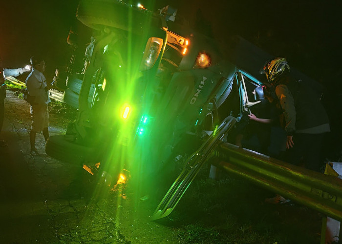 Truk Trailer Hino Terguling di Tikungan Jambu Ambarawa, Sopir Tewas di RSGM Ambarawa