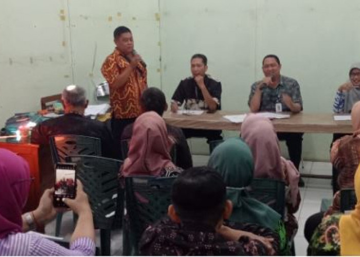 Sekretaris Lurah Pimpin Rapat Evaluasi Kinerja Mingguan sekaligus Kenalkan Anggota Perangkat Baru