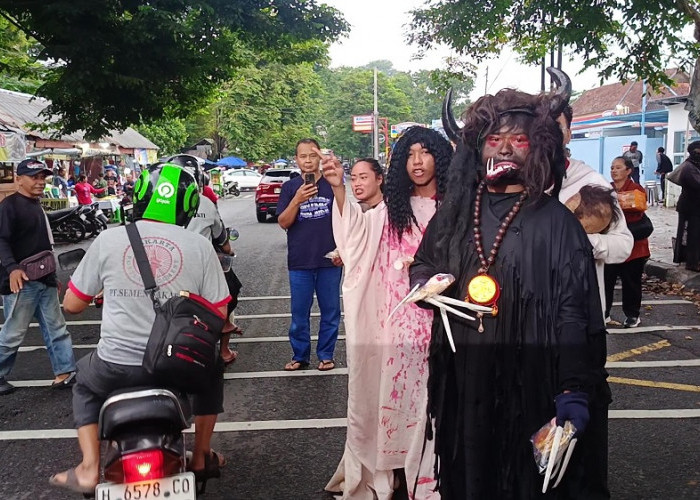 Horor Jadi Berkah! Kuntilanak dan Gendruwo Bagi 400 Takjil di Jalan Dr Kariadi Semarang Bikin Heboh