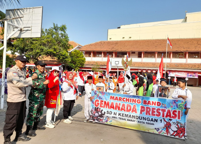 Kompak Berbusana Merah Putih, Ratusan Warga SDN Kemandungan 1 Tegal Gelar 
