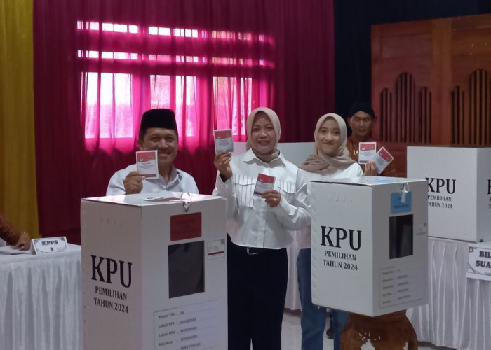 Bersama Anak dan Istri, Bupati Afif Nurhidayat Nyoblos di TPS 14 Jaraksari