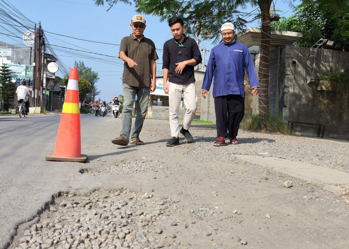 Pakai Uang Pribadi, Warga Tambal Jalan Berlubang di Mejasem Barat Tegal