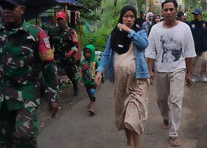Jembatan Gantung Amblas, Ibu Hamil Warga Desa Sangkanjaya Tegal Dievakuasi