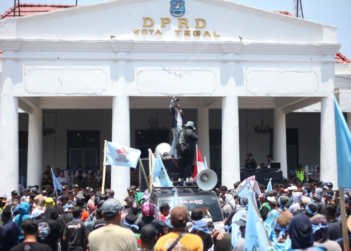 Ribuan Nelayan Geruduk Gedung DPRD Kota Tegal 