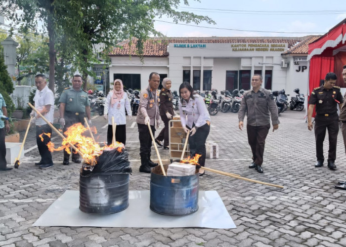 Kejari Sragen Bakar 264 Ribu Batang Rokok Ilegal, Termasuk BB Kasus Narkoba