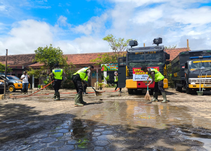 Sekolah di Kudus Dikepung Lumpur dan Sampah Usai Terendam Banjir Dua Minggu