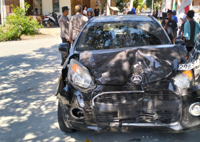 Daihatsu Ayla Vs Mitsubishi L300 Tabrakan di Simpang EMpat Klampeyan Salatiga