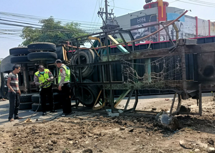 Detik-detik Truk Kontainer Terguling di Turunan Silayur Ngaliyan Semarang, Diduga Rem Blong