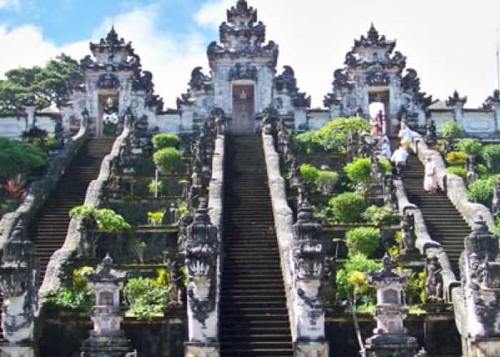 Istana Tirta Gangga Destinasi Wisata Budaya paling Populer di Bali