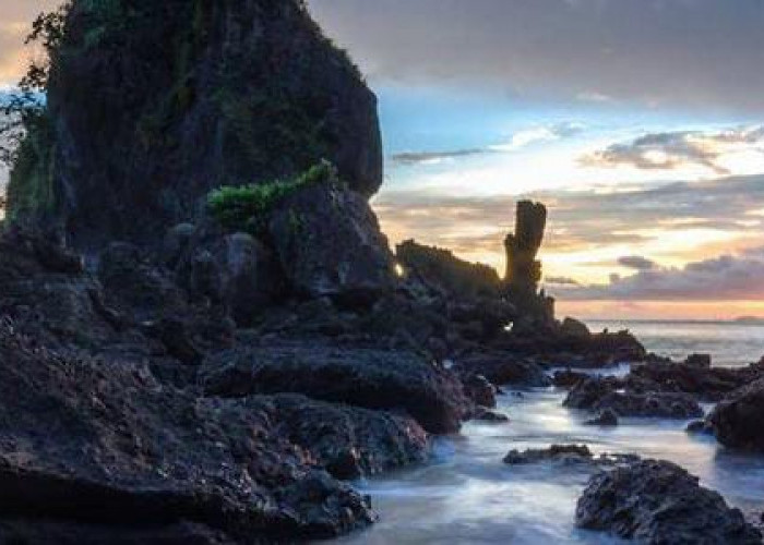 Pantai Karang Agung Kebumen: Salah Satu Pantai Tersembunyi dan Tanpa Pasir