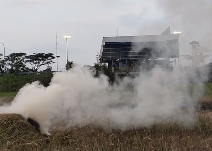 Asap Tebal Pembakaran Jarami Kering di Samping Exit Tol Tingkir Salatiga Membahayakan Pengedara