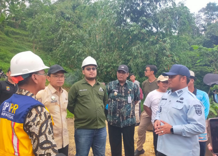 Sidak Jembatan Kalierang, Bupati Ischak Ngamuk! Proyek Molor Parah