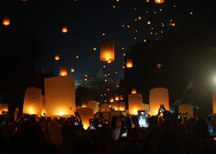 2.569 Lampion Terangi Langit Borobudur Jelang Detik-Detik Perayaan Waisak