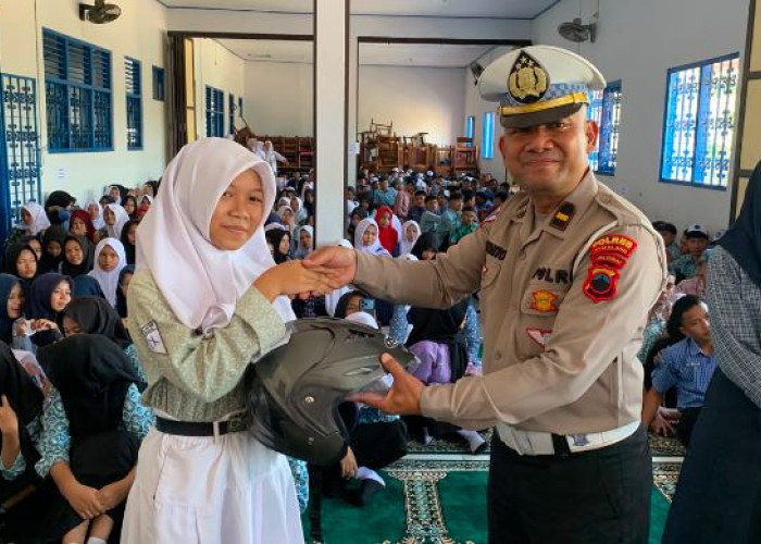 Polres Pemalang Tanamkan Disiplin dan Bagi-bagi Helm ke Pelajar Baru di MPLS 2026