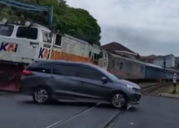 KAI Daop 4 Semarang Koordinasikan Penindakan Pengemudi MPV yang Terobos Palang Pintu Perlintasan Jalan Layur