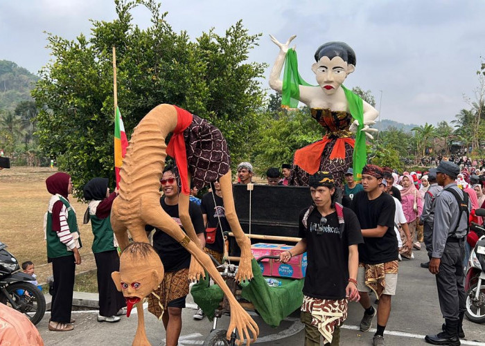 Karnaval HUT ke-81 RI di Pouhkumbang Kebumen Meriah, Warga Tampilkan Ogoh-ogoh Raksasa