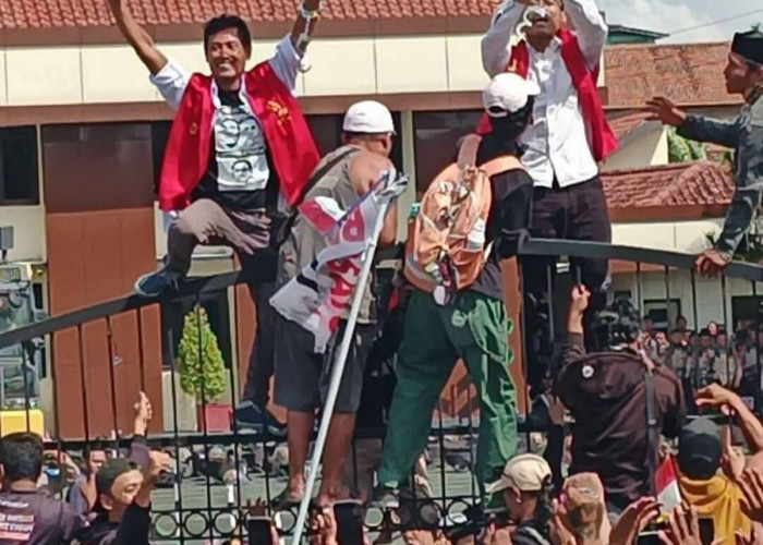 Euforia Massa di Pati Sambut Bebasnya Botok dan Teguh, Divonis 6 Bulan Penjara Tanpa Wajib Dikurung