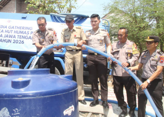 HUT Humas Polri ke-75, Polda Jateng Salurkan 16.000 Liter Air Bersih untuk Warga Jabungan