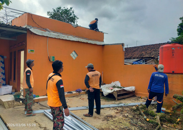 Atap Rumah Warga Kedungwuni Hancur Kena Puting Beliung, Lazismu Pekalongan Sigap Turun Tangan