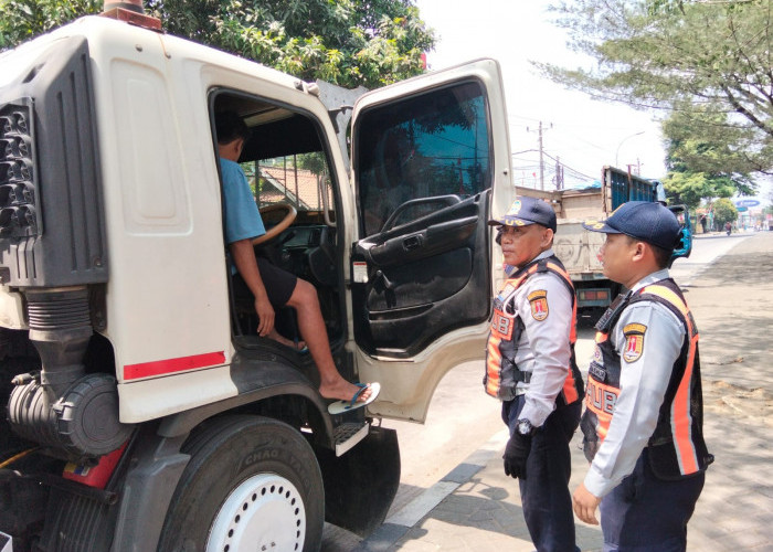 Truk Dilarang Parkir di U-Turn Pudak Payung Semarang, Dishub Soroti Blind Spot dan Risiko Kecelakaan
