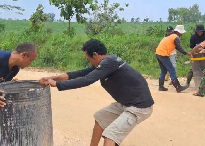 Beri Perlawanan ke PT Semen Indonesia, Warga Tegaldowo Rembang Lakukan Aksi Blokade Akses Tambang