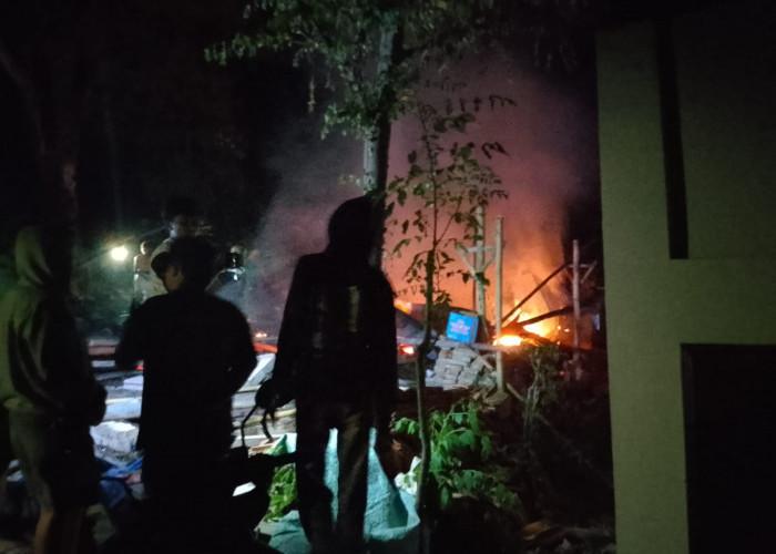 Rumah di Deemasuci Dilalap Api, Akses Curam Bikin Damkar Tegal Kesulitan