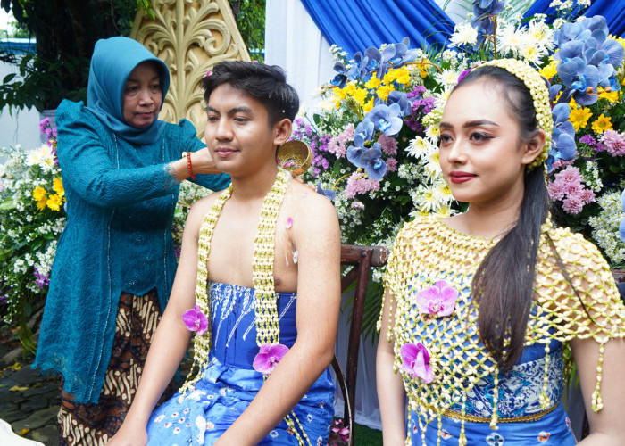 Duta Wisata Boyolali Ikut Tradisi Padusan di Umbul Tirtomarto