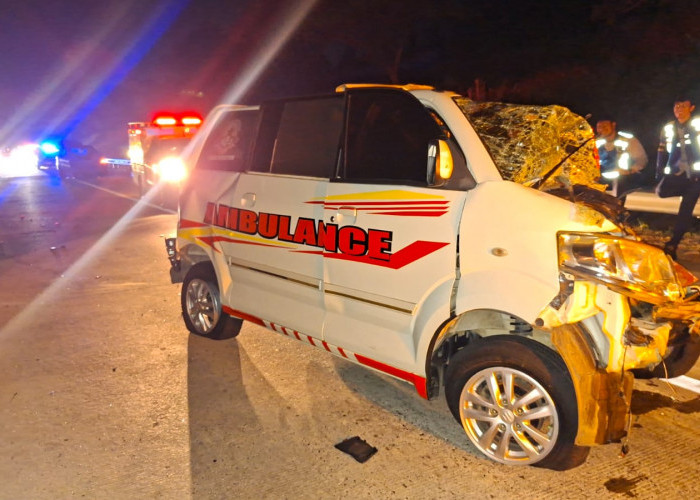 Ambulans Tabrak Truk di Tol Batang, Roda Cadangan Hantam Mobil, Satu Tewas