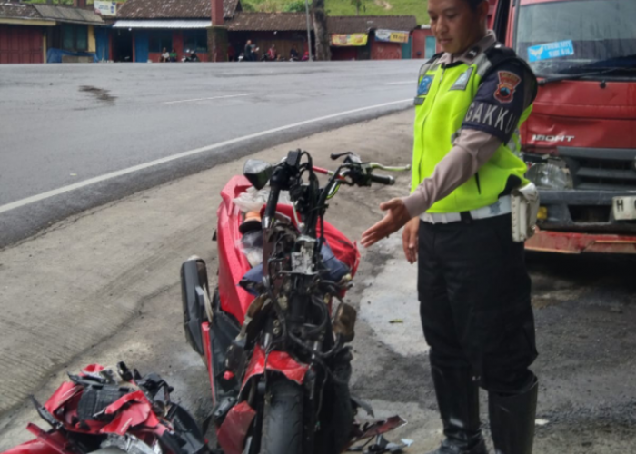 Melambung di Tikungan, Pengendara Motor Plat K Tabrak Truk Hingga Tewas Ditempat