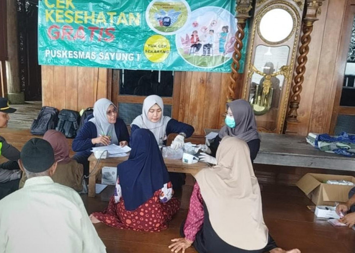 Warga Terisolir, Polsek Sayung Antar Bantuan dan Layanan Medis Bagi Warga Tambaksari Demak