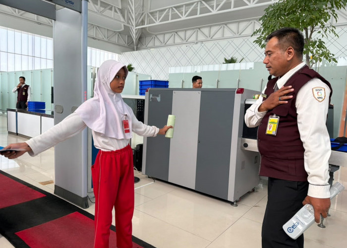 Bukan Sekadar Wisata Bandara, Puluhan Siswa SD Diajak Rasakan Langsung Simulasi Naik Pesawat di Bandara Ahmad 