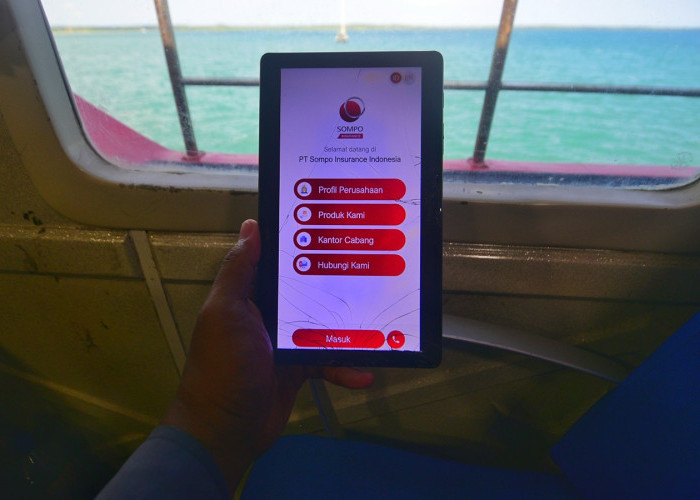 Seorang penumpang kapal laut tengah membuka aplikasi Sompo ketika dalam perjalanan dari Kangean ke Pelabuhan Kalianget Kabupaten Sumenep, Jawa Timur, Jumat (29 Mei 2026). PT Sompo Insurance Indonesia hadir membawa kesejahteraan melalui berbagai perlindungan komprehensif, salah satunya bagi para penumpang transportasi laut, mulai dari gangguan perjalanan, keadaan darurat medis, hingga kehilangan barang bawaan. (Achmad Fazeri/Disway Jateng)