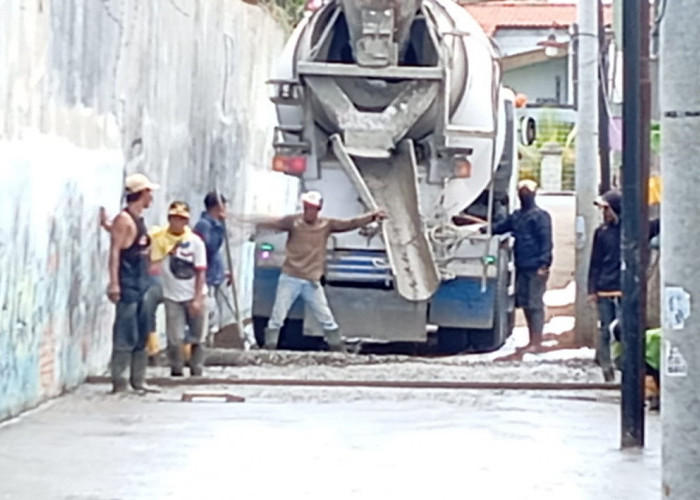 Inspiratif, Tak Andalkan Pemerintah, Haji Slamet Cor Jalan Kampungnya Sendiri