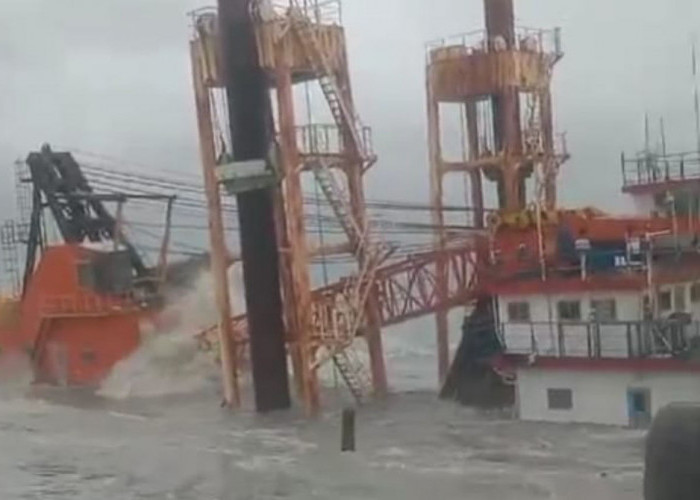 Cuaca Buruk Sebabkan Tiga Kapal Kandas di Pelabuhan Tanjung Emas, Evakuasi Terus Berlanjut