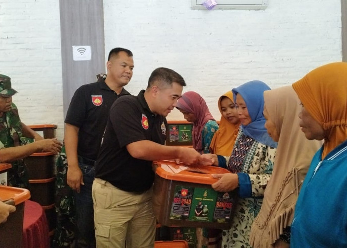 Pangdam IV Diponegoro Bagi-bagi Sembako di Guci Kabupaten Tegal 