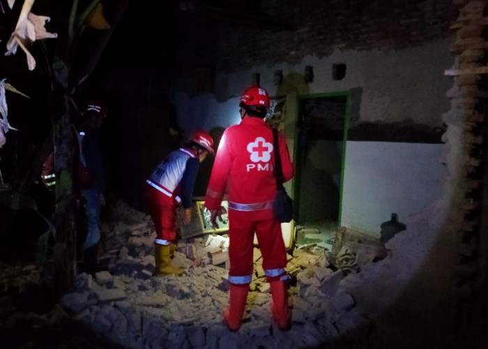 Rumah Roboh, Dua Anak di Kabupaten Tegal Tertimpa Reruntuhan Material