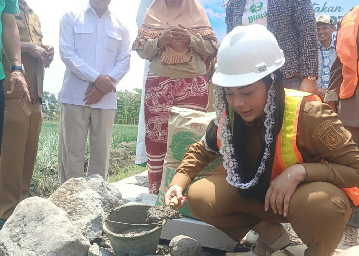 Tangis Haru Rasti di Pelukan Bupati Paramitha, saat Dibangunkan Rumah Bantuan  