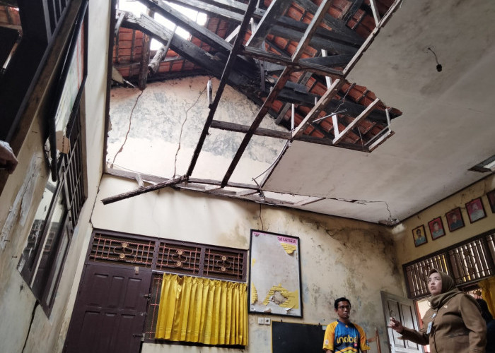 Atap Ruang Guru SD Kedunguter Brebes Ambrol, Siswa Belajar Bergiliran 
