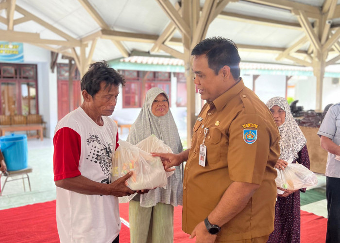 Ekonomi Belum Stabil, Wabup Tegal Kholid Berbagi Paket Sembako 