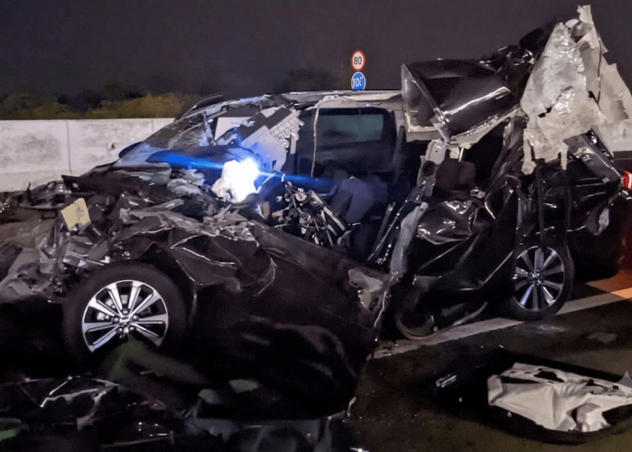 Avanza Tabrak Truk di Tol Pemalang, Satu Penumpang Tewas 