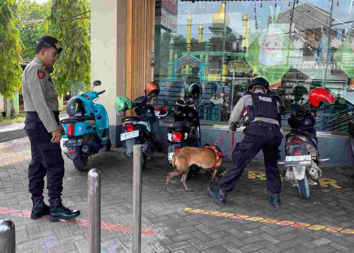 Jelang Lebaran 1446 H, Polres Grobogan Terjunkan Anjing Pelacak untuk Sterilisasi Pusat Perbelanjaan