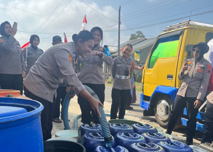 Polwan Polres Pemalang Gelontorkan 13 Ribu Liter Air Bersih di Daerah Kekeringan 