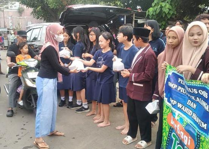 Tingkatkan Kerukunan Antarumat Beragama, SMP Pius dan SMP Wahid Hasyim Berkolaborasi Berbagi Takjil