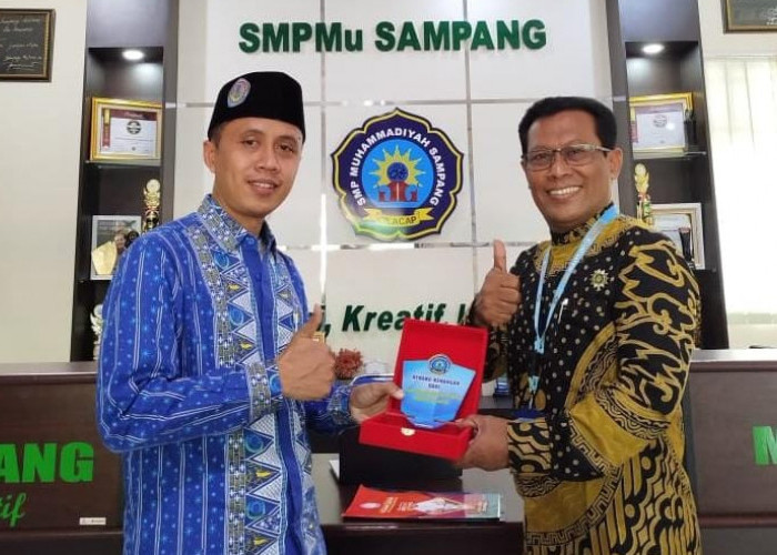 Kepala SMP Muhammadiyah 1 Adiwerna Kabupaten Tegal Berkunjung ke SMPMu Sampang Cilacap 