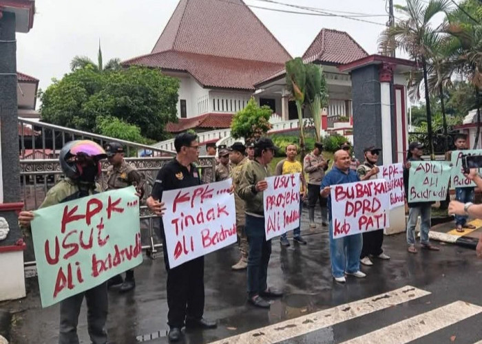 Unjuk Rasa 12 Aktifis Germap Dikawal Polisi, Tuntutannya Bubarkan DPRD Pati Sementara