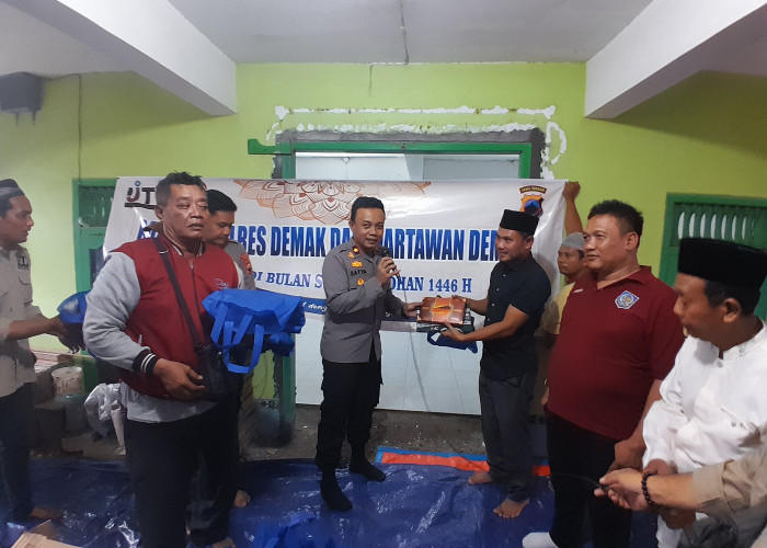 Wartawan dan Polres Demak Bagi Bansos dan Takjil untuk Warga Terdampak Rob