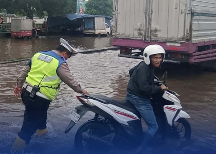 Polda Jateng Atur Lalu Lintas dan Bantu Warga Terjebak Banjir di Kaligawe