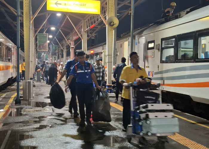 Okupansi KA Daop 4 Semarang Nyaris Penuh Jelang Idul Adha, Stasiun Tawang Diserbu Penumpang