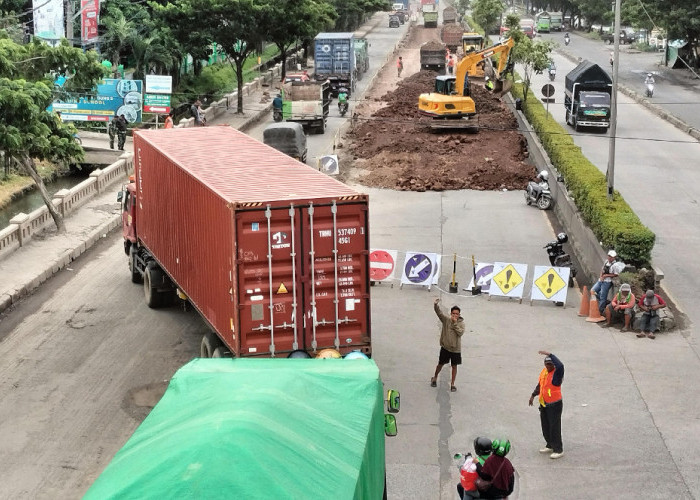 Perbaikan Jalan Kaligawe Picu Kemacetan Parah di Pantura Semarang–Demak